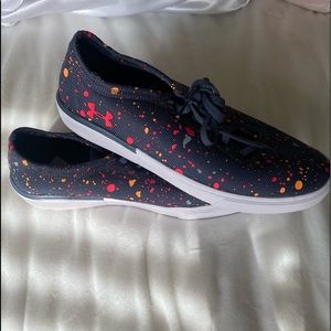 LIKE NEW!! Under armor sneakers